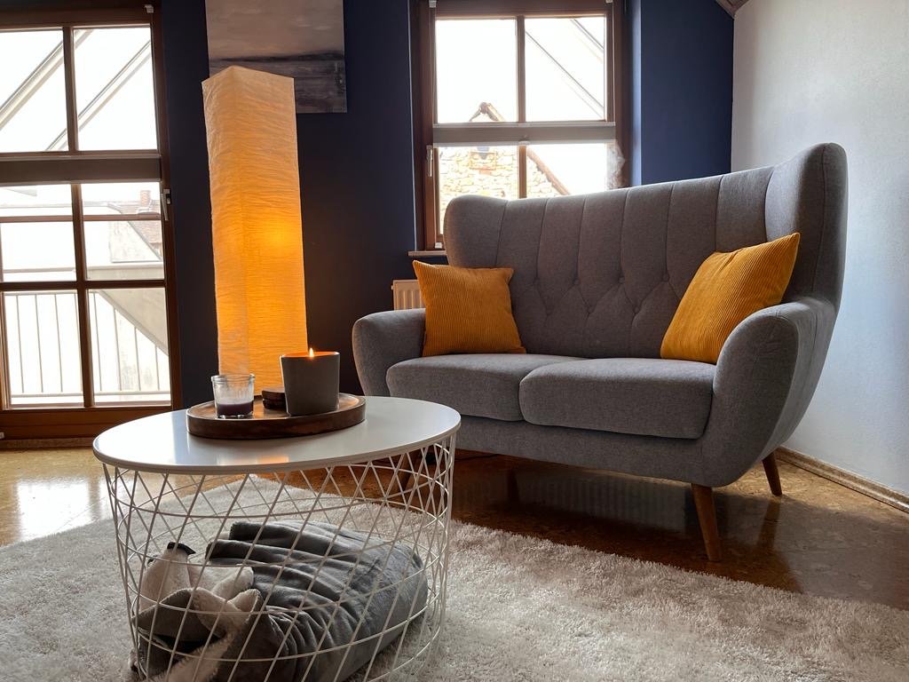 Gemütlicher Coaching-Raum mit Sofa, warmem Licht und persönlicher Atmosphäre in Monsheim